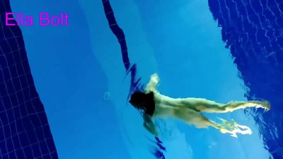 Nuk mund të ndalem së shikuari, bjondja e re u kap duke notuar nudo në pishinën resort ELLA BOLT
