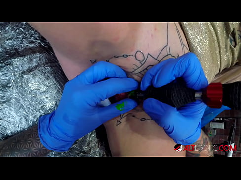 ❤️ E dashura jashtëzakonisht e bërë me tatuazhe, Sully Savage, bëri një tatuazh në klitorisin e saj ❤️ Porno fb në sq.https-tubsexer.ru ﹏